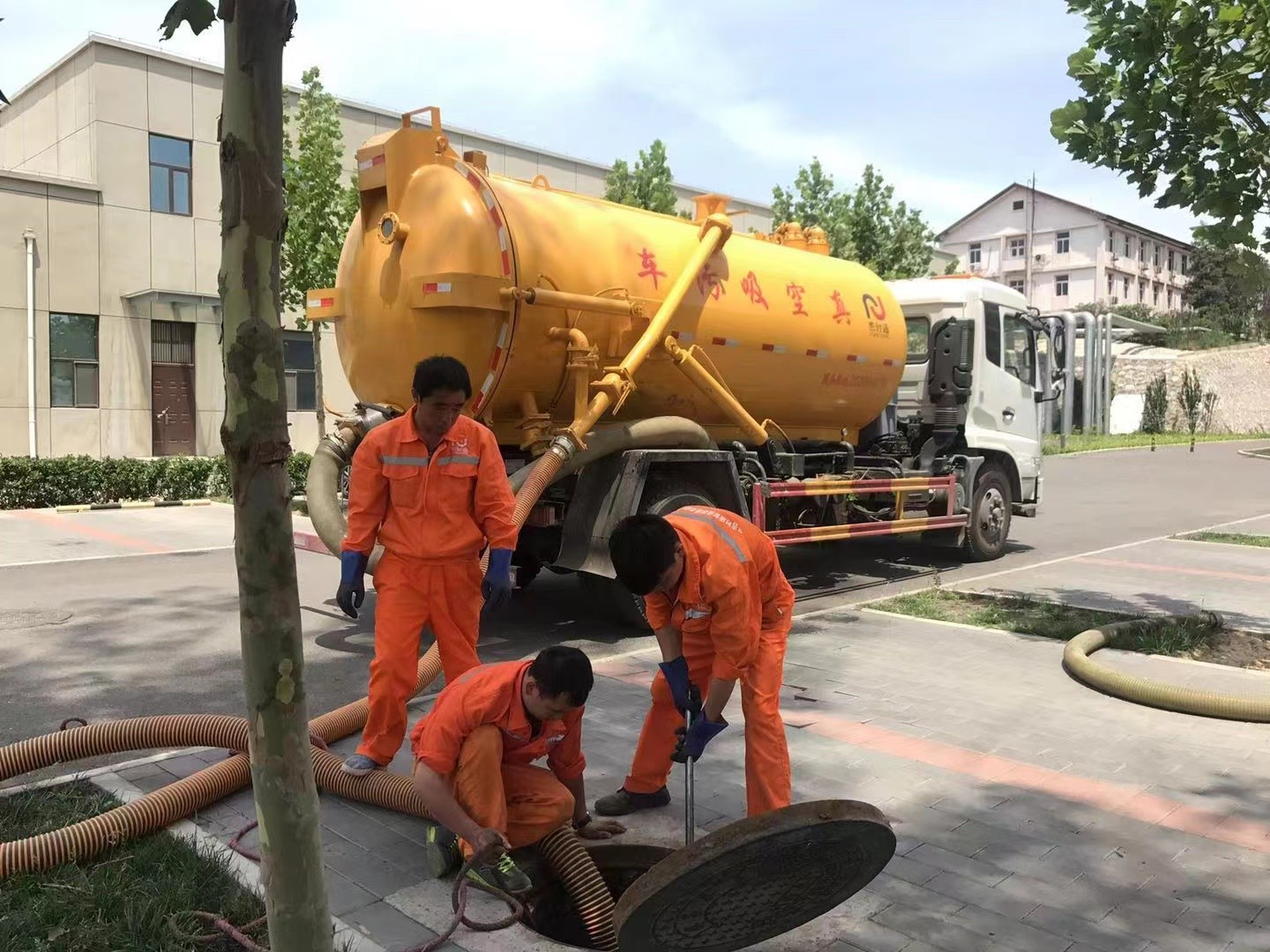 东坑管道疏通车停在窨井附近