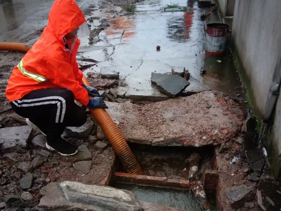 东坑专业清理污水池 炜誉市政以规范流程守护城市 “肠道”